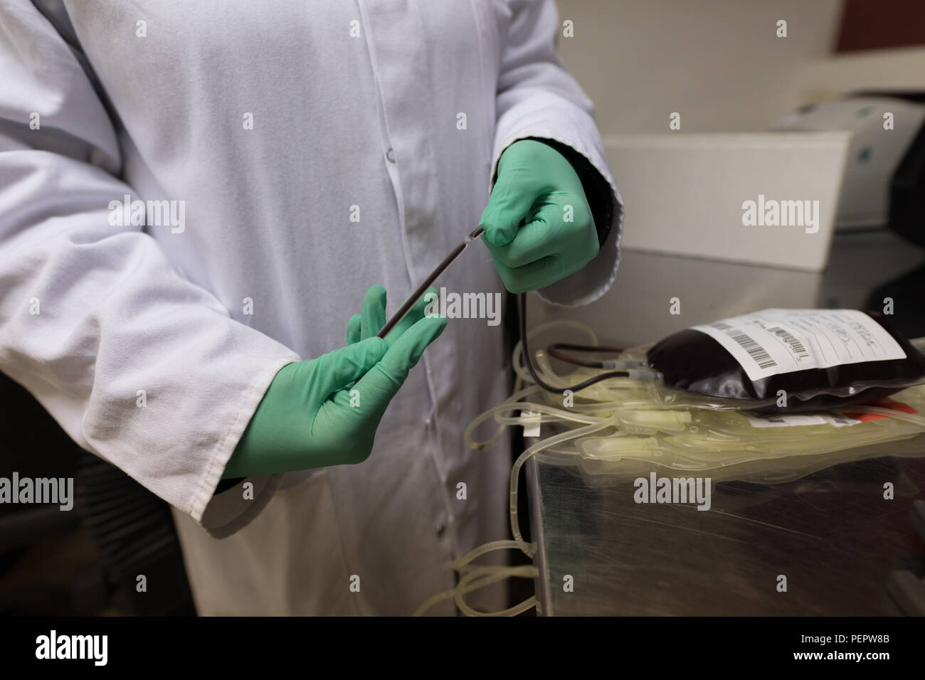 Tecnico di laboratorio analisi di sacca di sangue Foto Stock