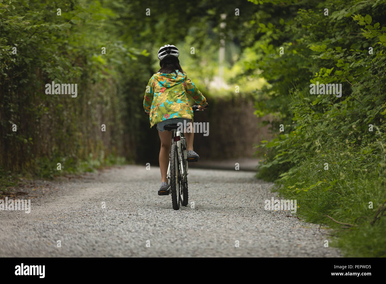 Ragazza Bicicletta Equitazione su strada Foto Stock