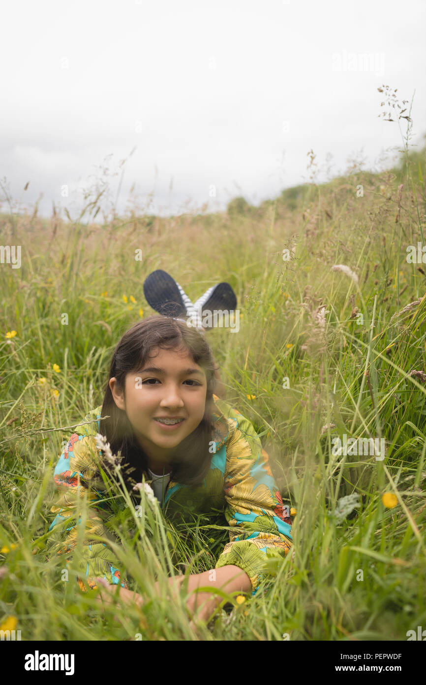 Ragazza distesa su erba verde Foto Stock