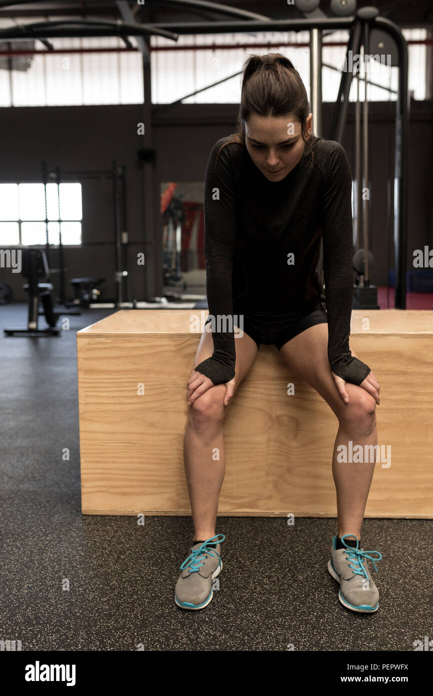 Donna prendendo il resto dopo allenamento nel centro fitness Foto Stock