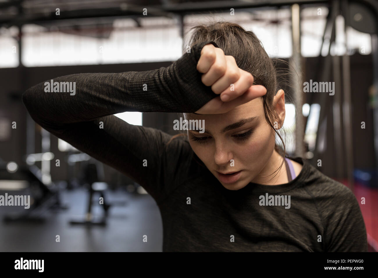 Salviette per la donna il sudore dopo allenamento nel centro fitness Foto Stock