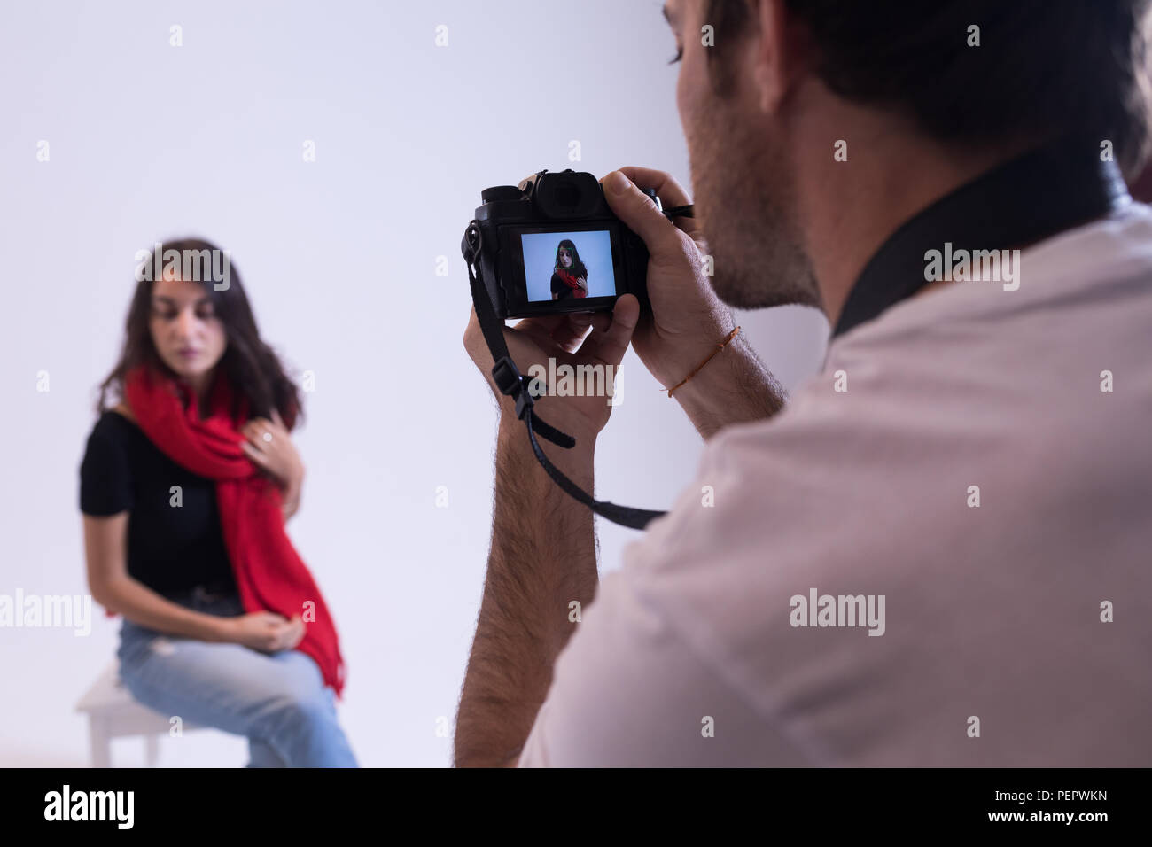 Fotografo maschio facendo clic su foto del modello Foto Stock