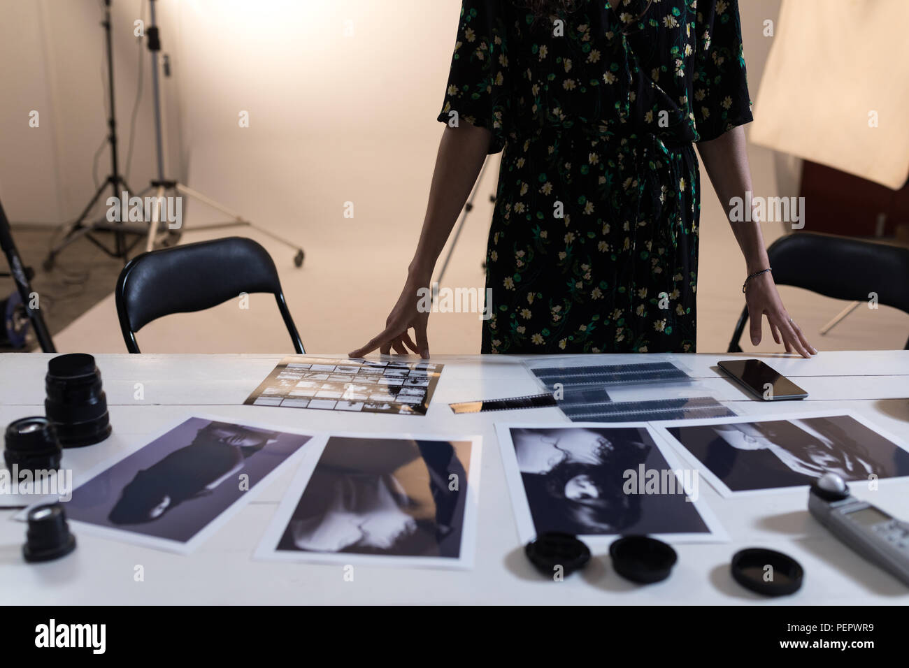 Fotografo femmina guardando le fotografie Foto Stock