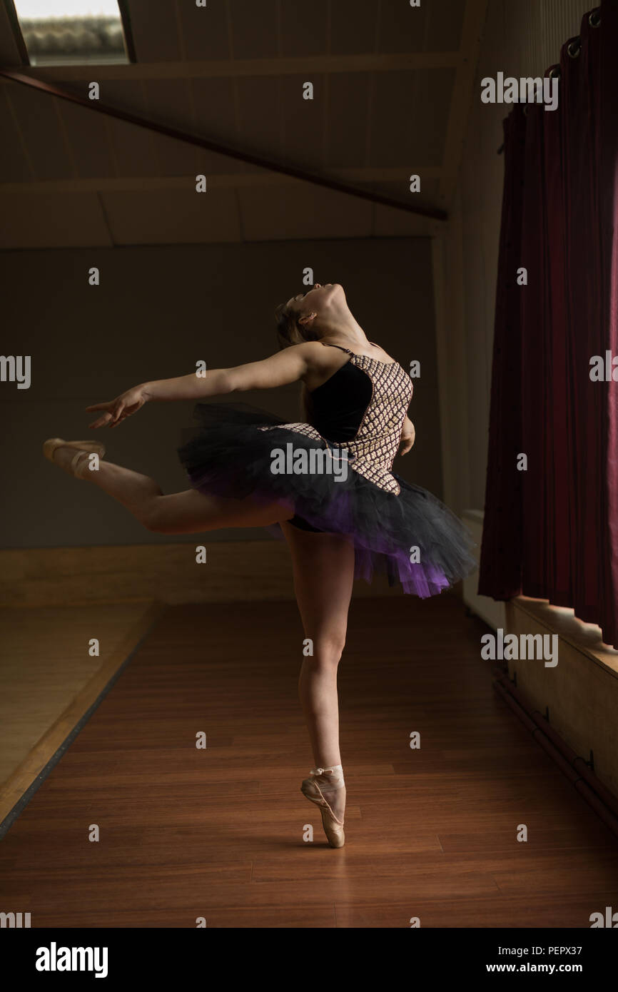 Ballerina pratica arabesque ballet posizione in studio Foto Stock