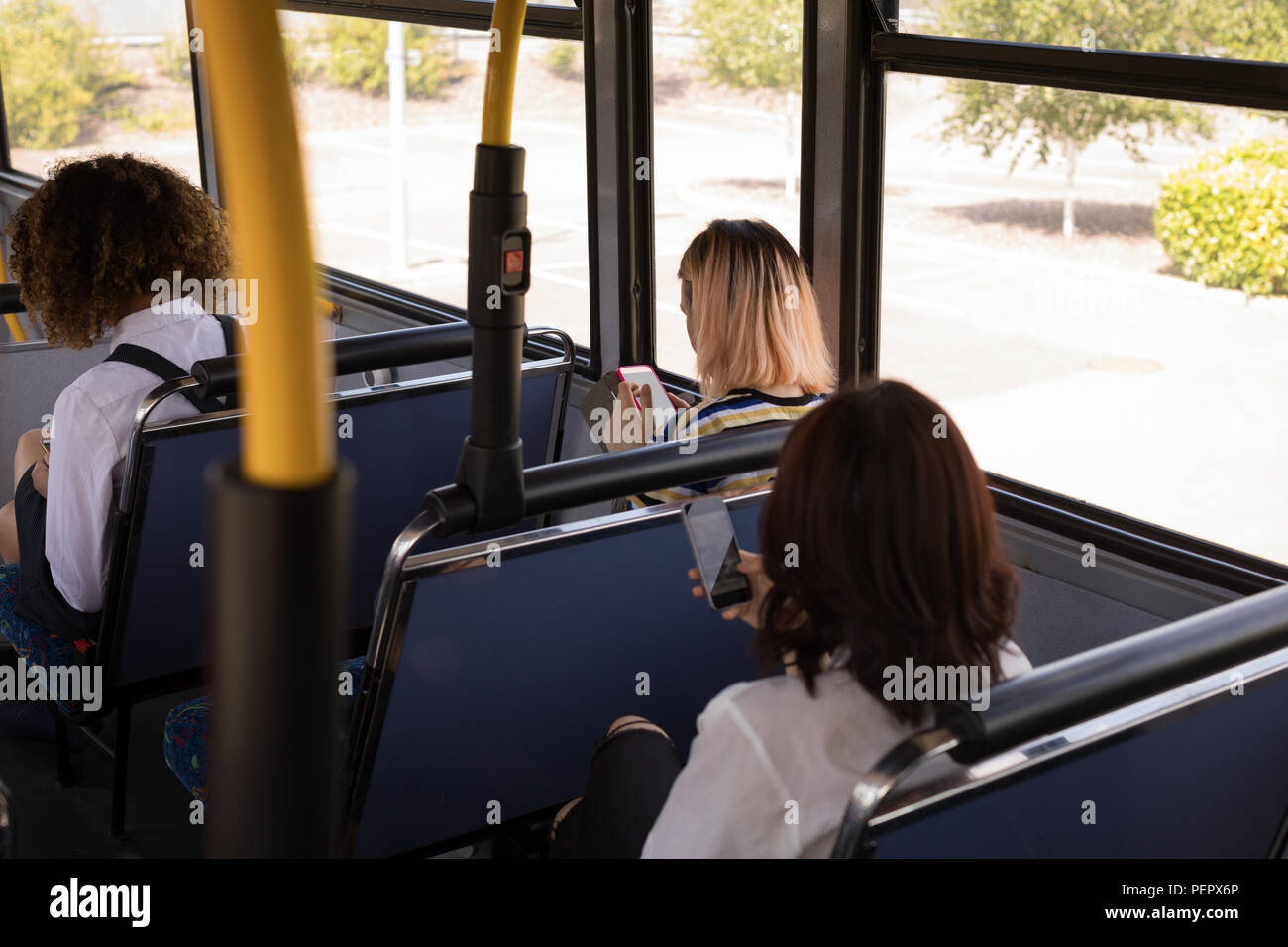 Pendolari che viaggiano in bus Foto Stock