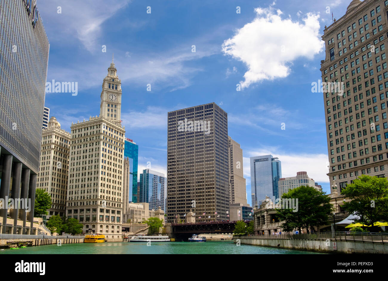 Chicago River Michigan Avenue ponte con il lungofiume e che circondano il centro di architettura in estate, Chicago, Illinois, Stati Uniti d'America Foto Stock