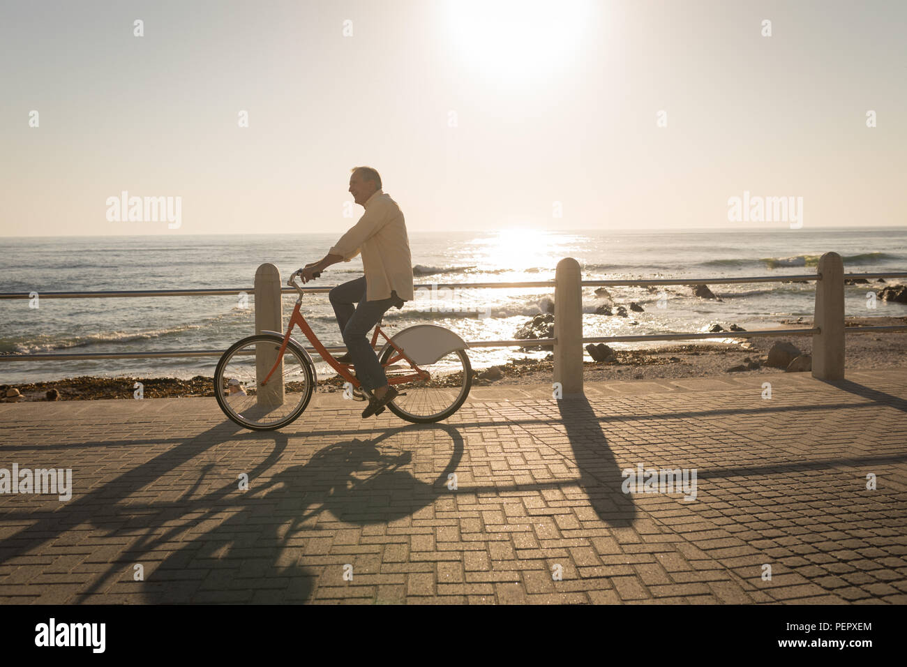 Senior uomo Bicicletta Equitazione presso il lungomare Foto Stock