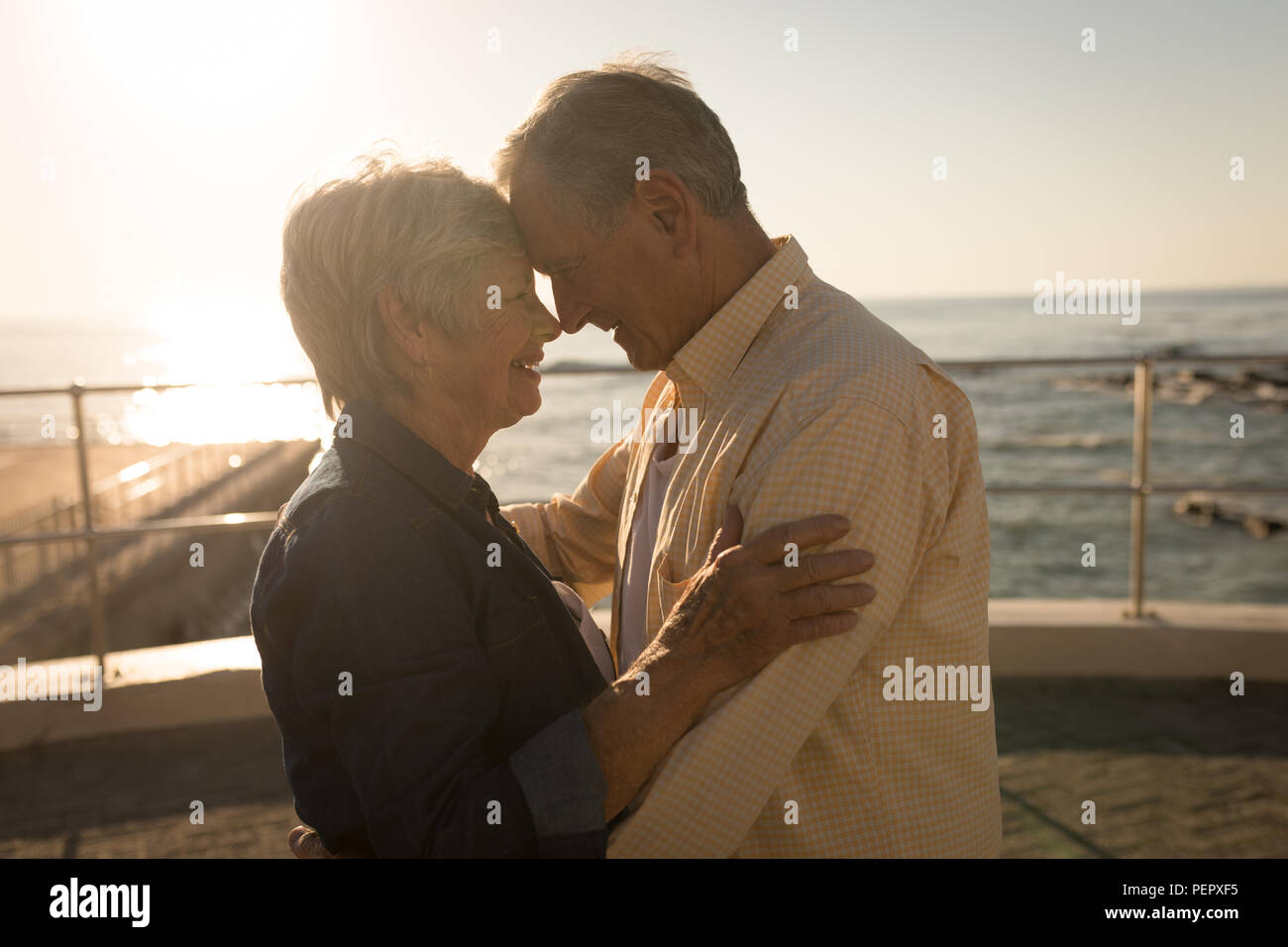 Romantico coppia senior permanente al promenade Foto Stock