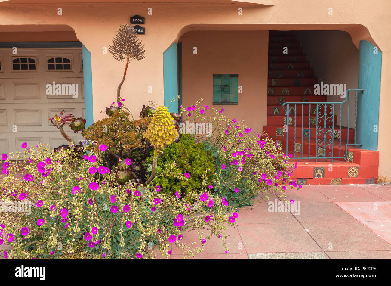 Aspetto esterno con giardino di piante succulente e mattoni rossi scala portano a casa una entrata, San Francisco, California, Stati Uniti. Foto Stock