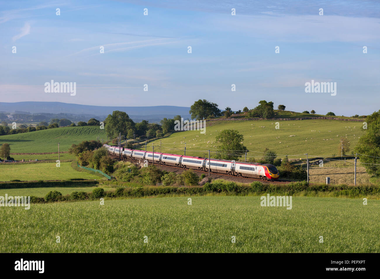 Un Virgin Trains west coast treno pendolino passando Hincaster sulla linea principale della costa occidentale in Cumbria Foto Stock