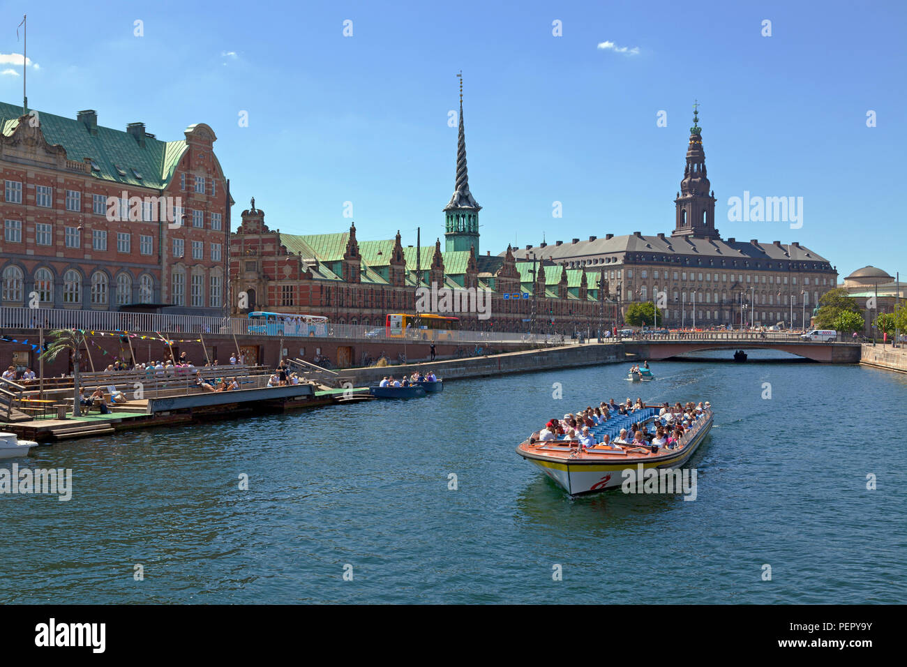 Crociera del canale in barca Slotsholm Canal a Copenaghen. Castello di Christiansborg, il Parlamento, la vecchia borsa e procedure Dockside cafe e kayak noleggio. Foto Stock