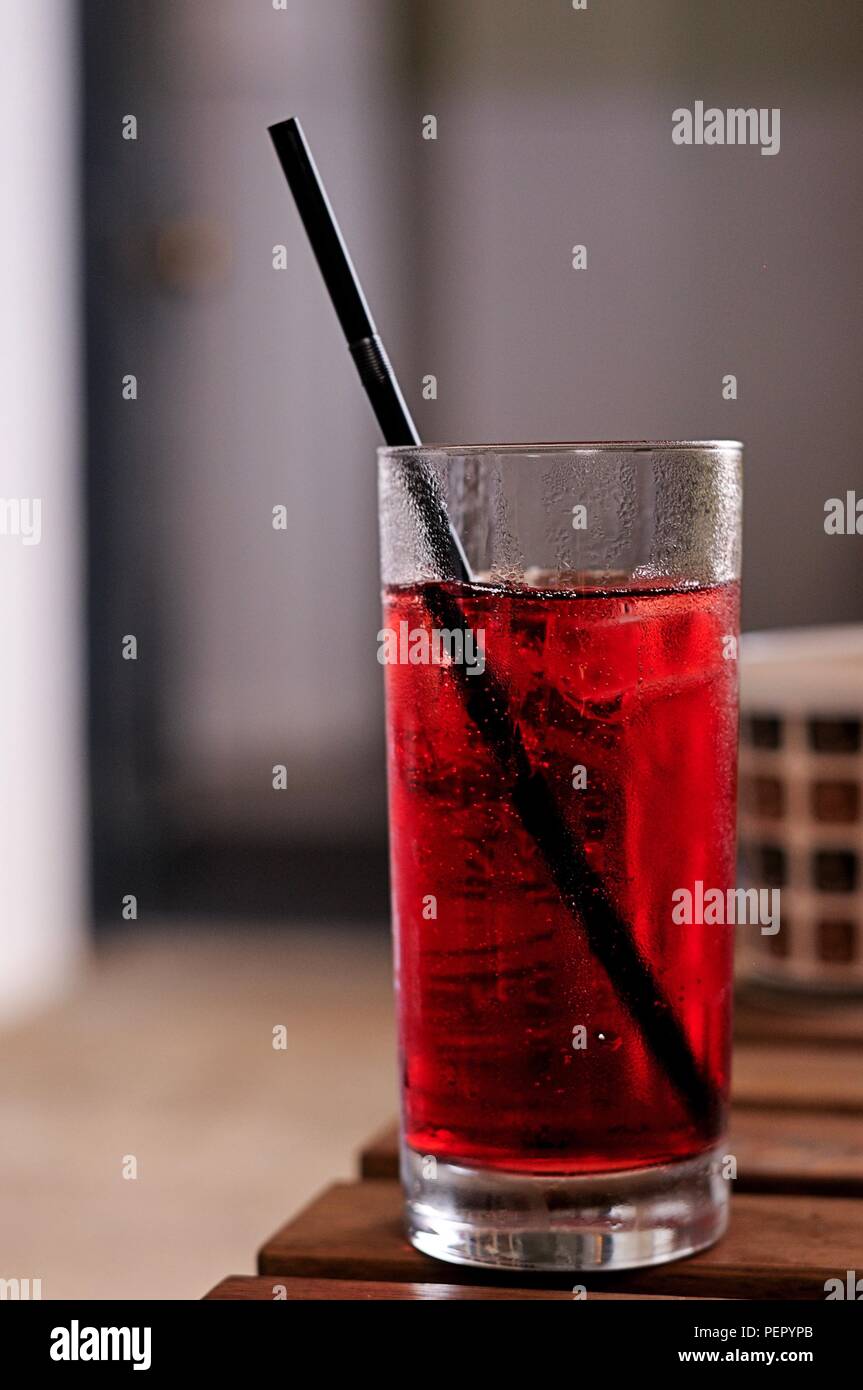 Un drink rinfrescante in una tabella di caffè Foto Stock