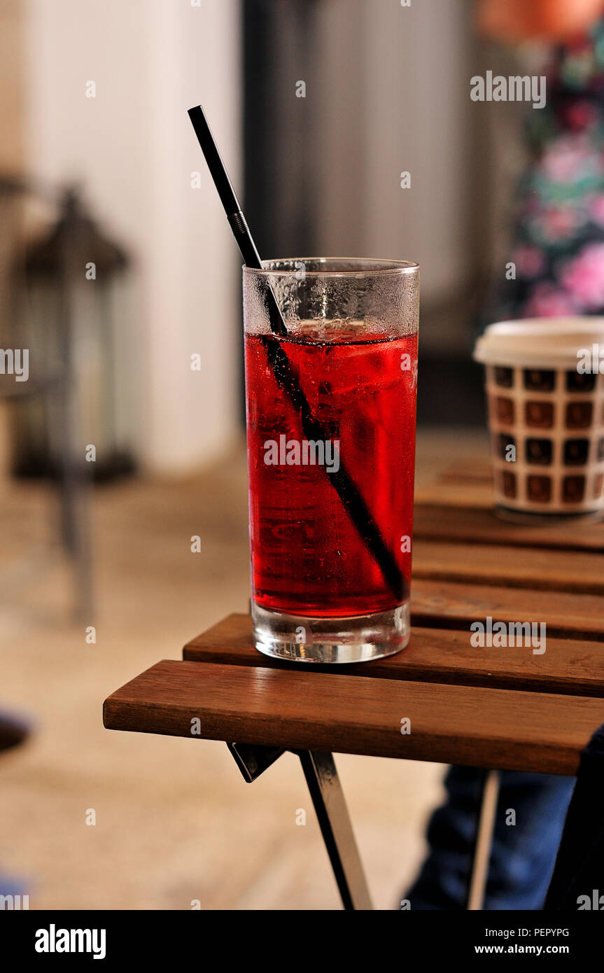 Un drink rinfrescante in una tabella di caffè Foto Stock