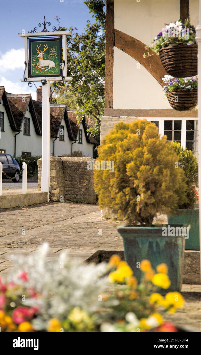 Inn segno presso il White Hart public house, Fyfield, Oxfordshire Foto Stock