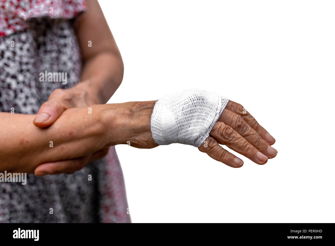 Senior donna lesioni alle mani con bendaggio isolato nel percorso di clipping. Foto Stock