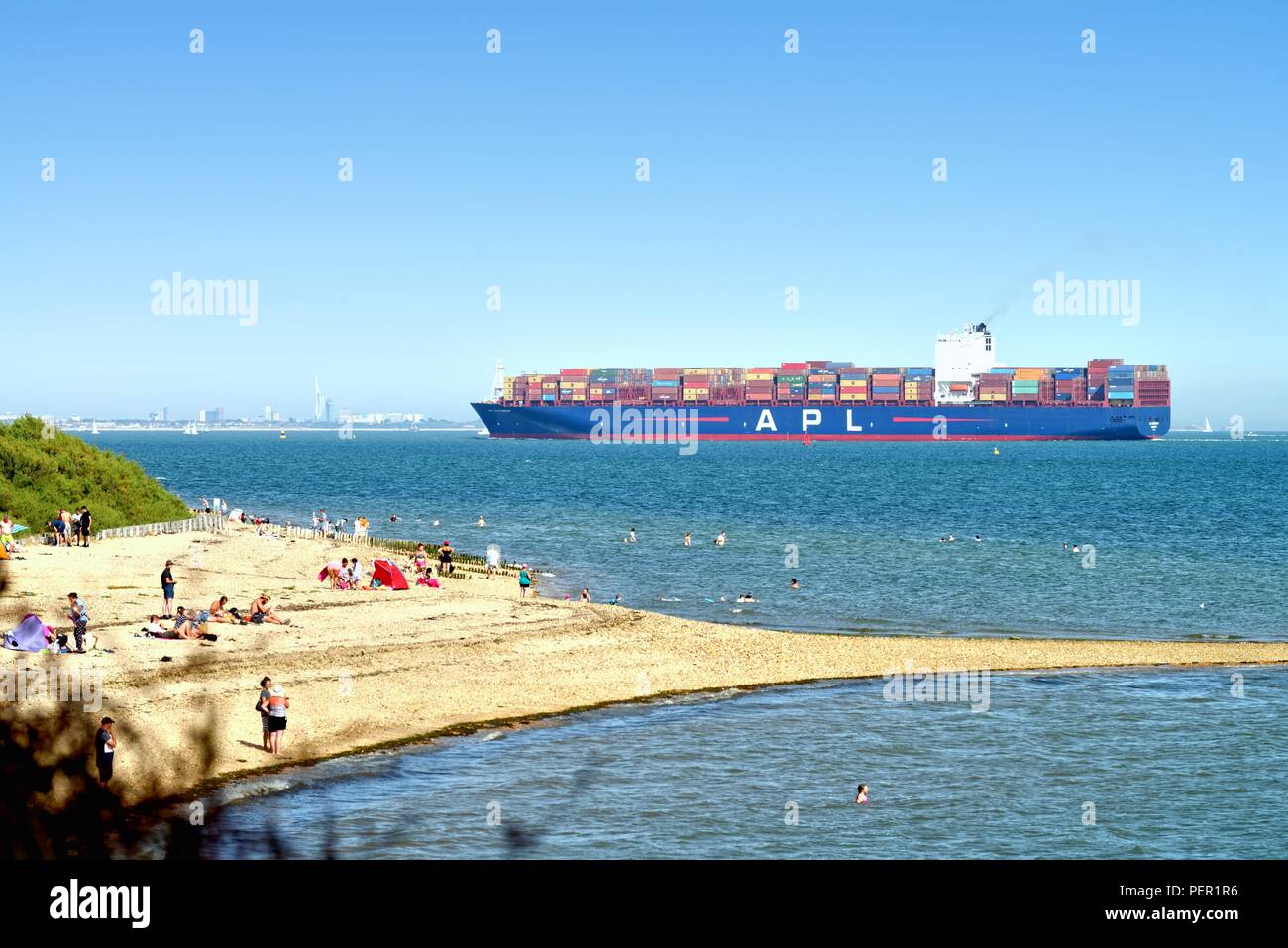 Il contenitore grande nave APL Savannah avvicinando Southampton acqua Inghilterra Hampshire REGNO UNITO Foto Stock