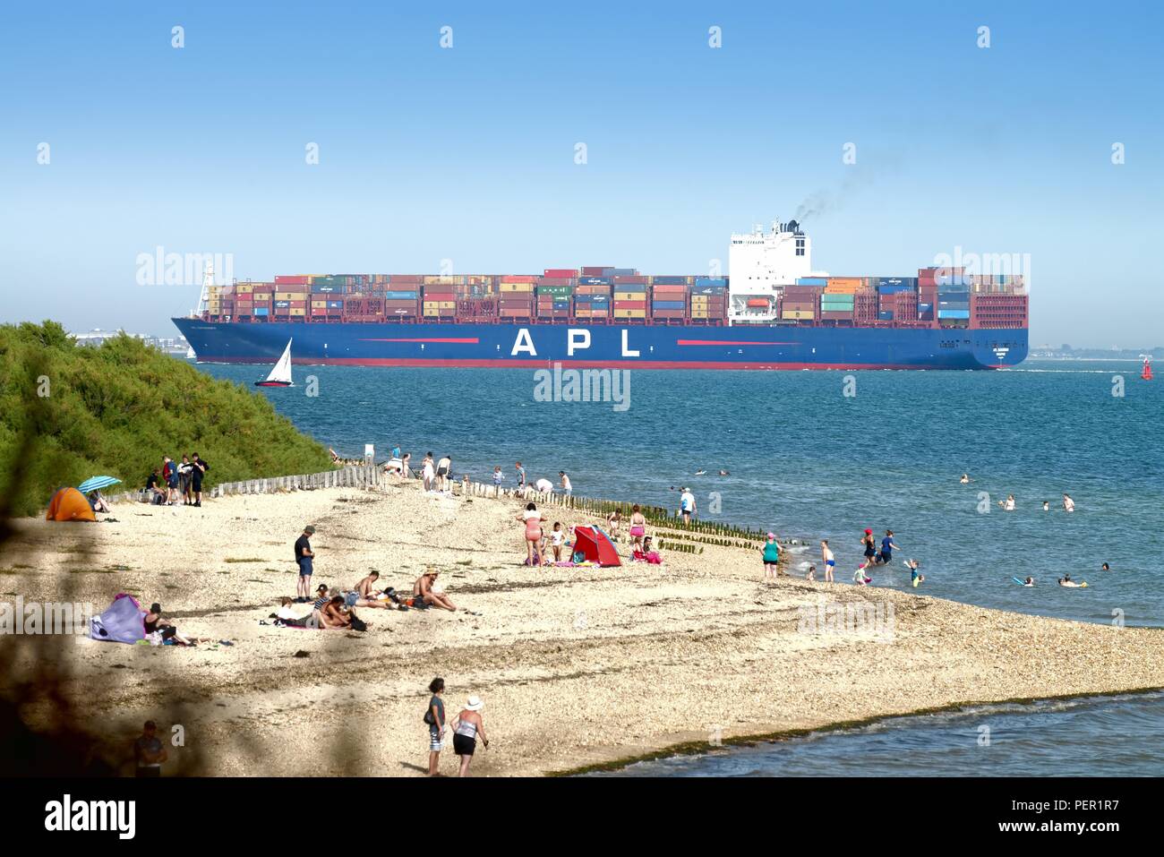 Il contenitore grande nave APL Savannah avvicinando Southampton acqua Inghilterra Hampshire REGNO UNITO Foto Stock