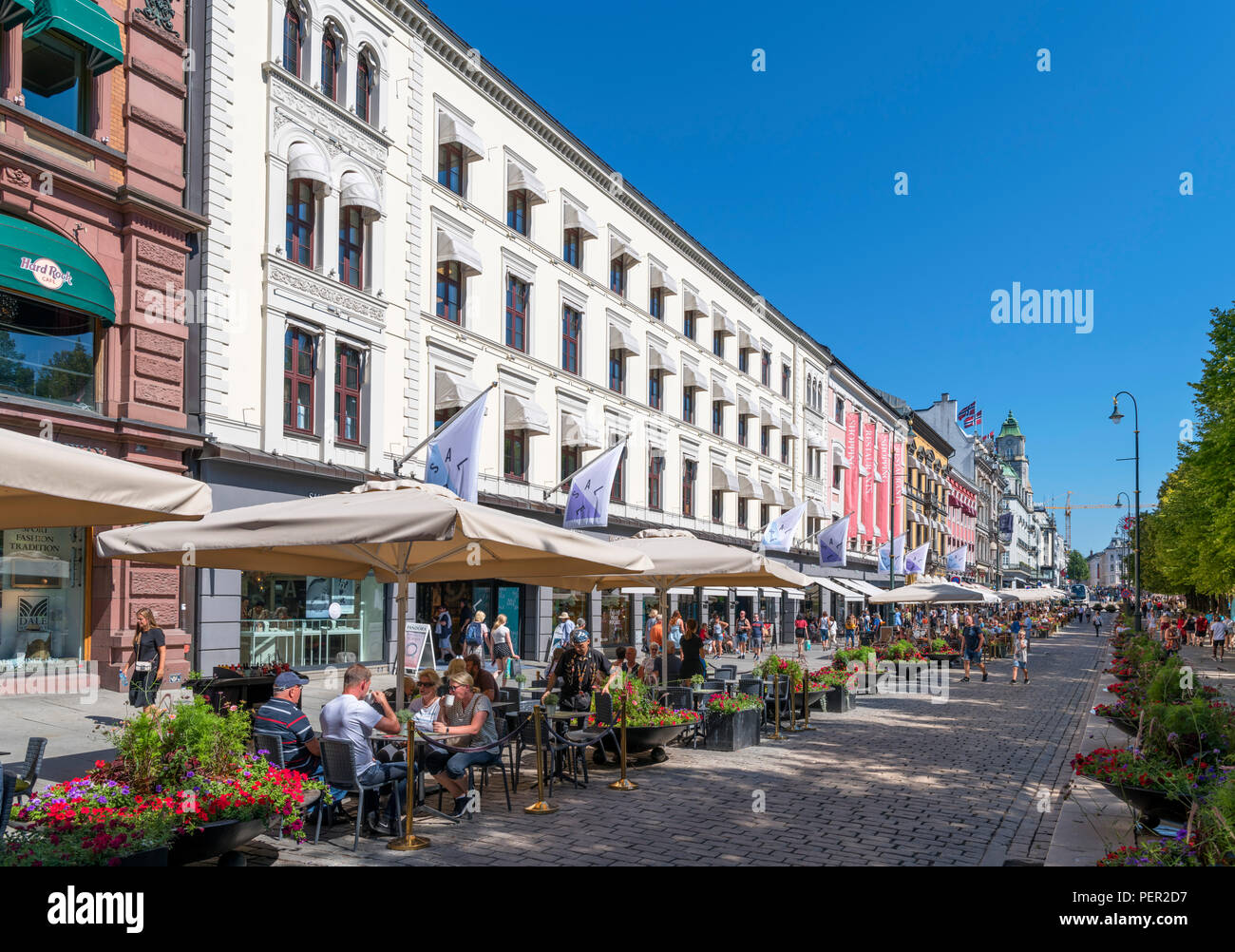 Caffetterie, bar, ristoranti e negozi a Karl Johans gate nel centro della città di Oslo, Norvegia Foto Stock