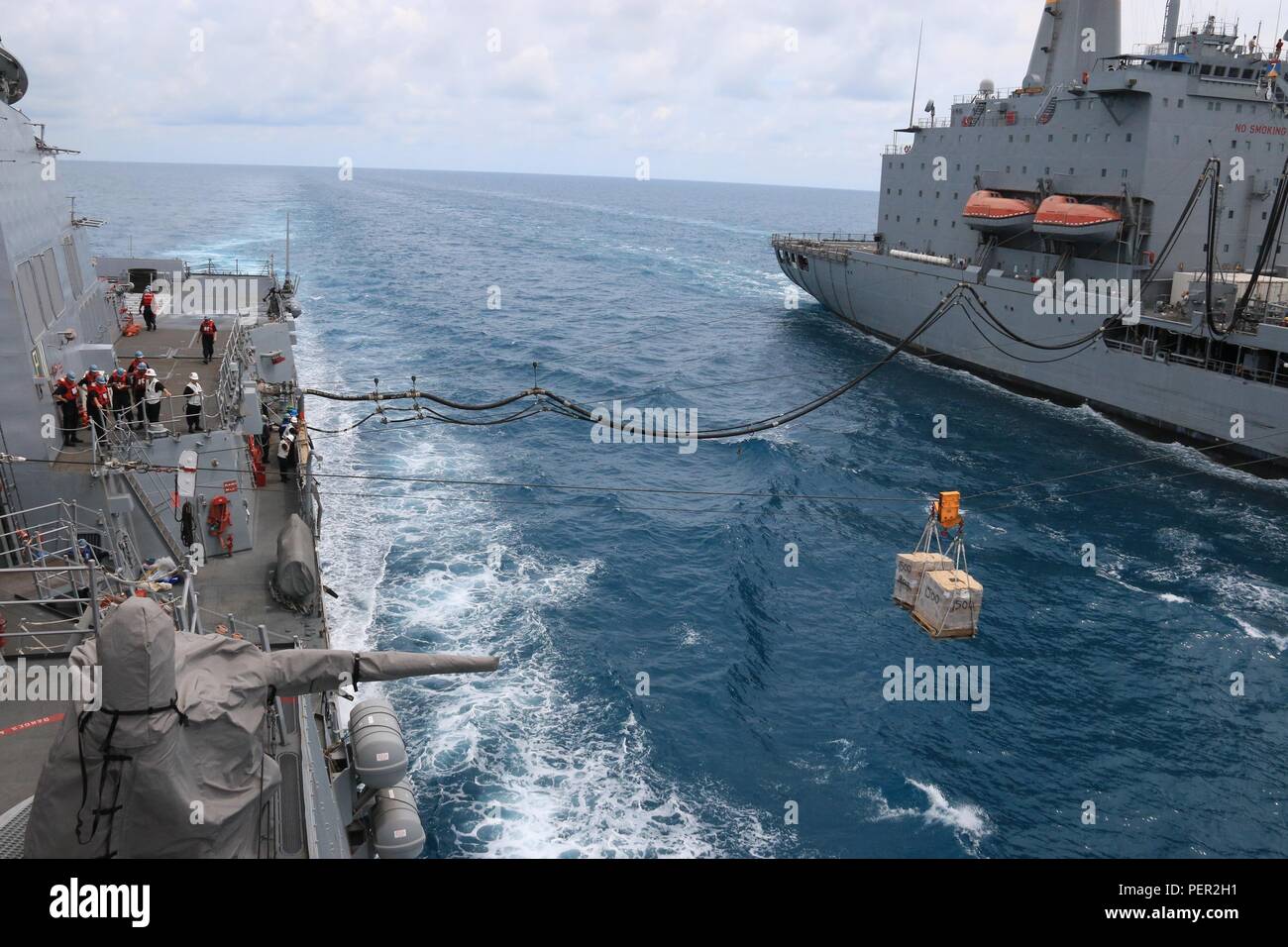 160129-N-JU970-684 JAVA MARE (GEN. 29, 2016) Il Arleigh Burke-class missile destroyer USS McCampbell (DDG 85) conduce il rifornimento in mare con la forza militare di comando Sealift flotta oliatore di rifornimento USNS John Ericsson (T-AO 194). McCampbell è di pattuglia nel 7 ° Flotta area di operazione a sostegno della sicurezza e della stabilità in Indo-Asia-Pacifico. (U.S. Navy foto di alfiere presto Kwon/rilasciato) Foto Stock