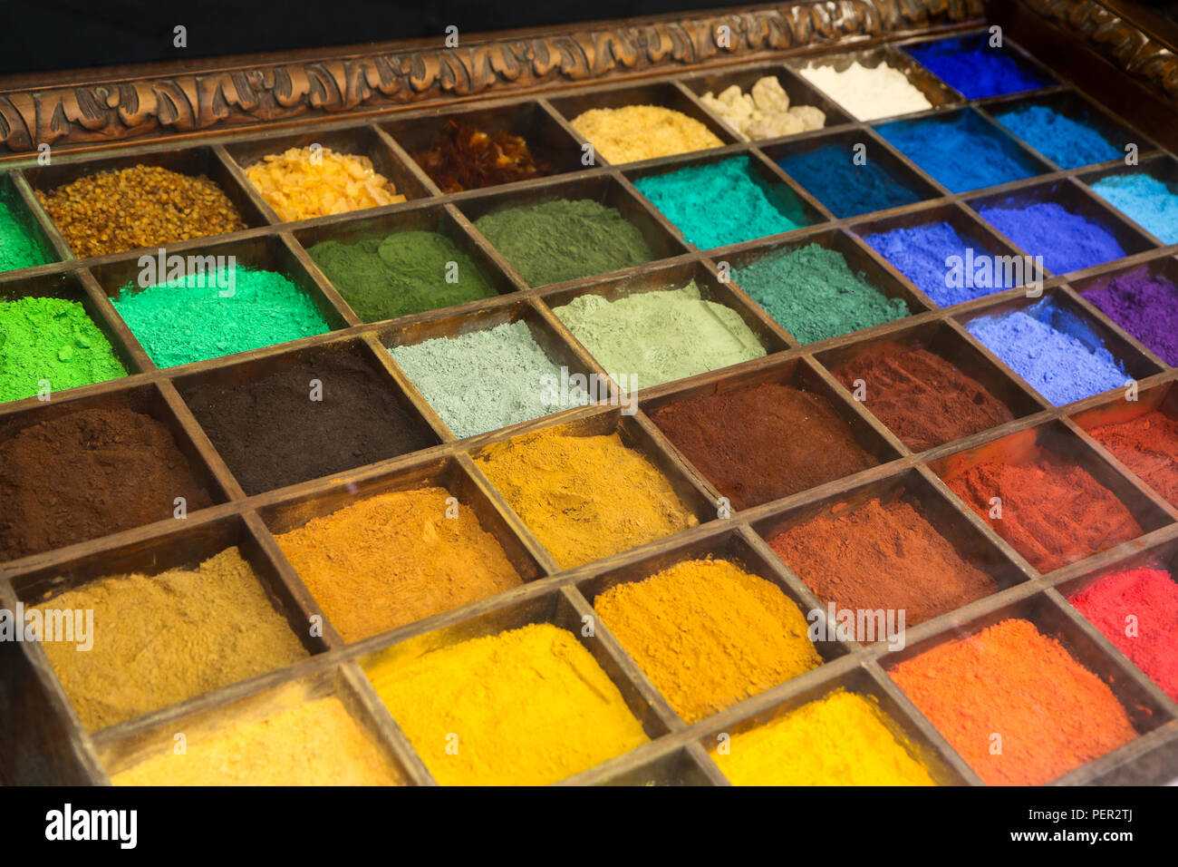 Una foto di una sabbia colorata all'interno delle scatole. Molte sfumature di colori diversi. Il colore è naturale. Foto Stock