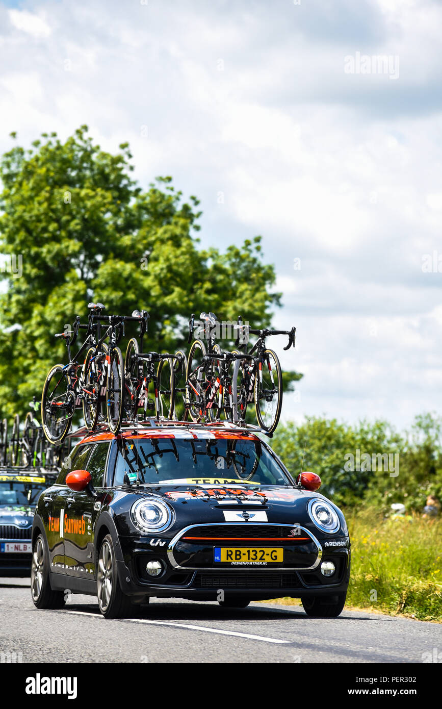 La Ragnatela Solare del team supporto del team auto passando attraverso Saxtead, Suffolk, Regno Unito, nel corso del tour femminile della Gran Bretagna cycle race. Con moto di ricambio sul tetto e equipaggio Foto Stock