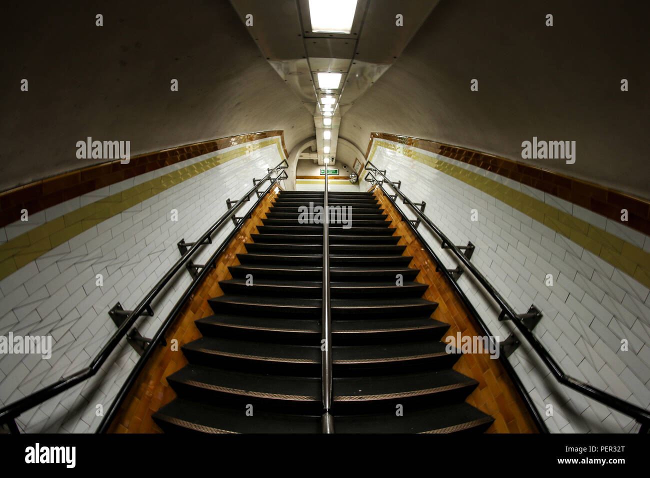 Una foto dalla galleria della London Underground. Le scale e i dintorni di claustrofobia. Foto Stock