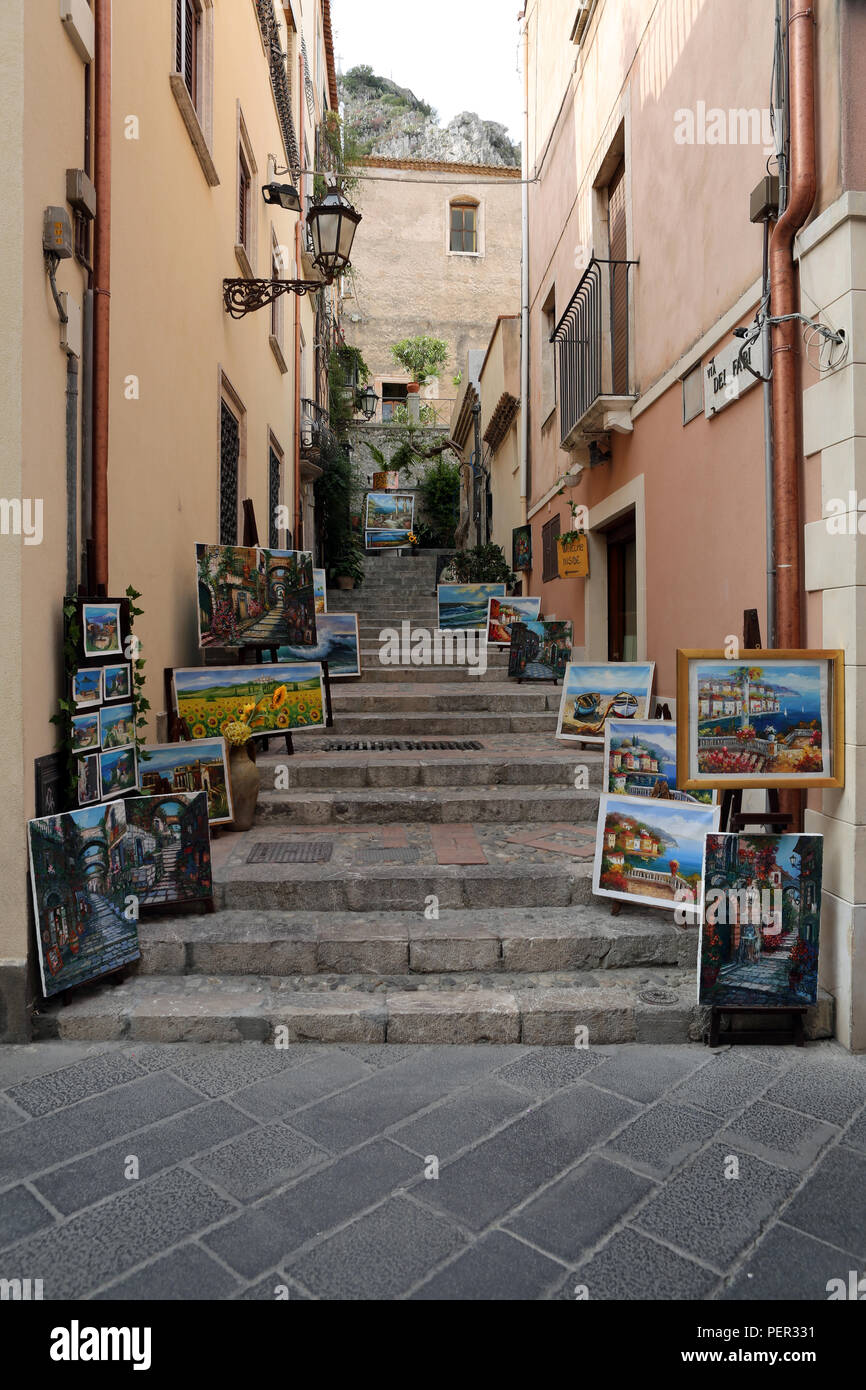 Gallery visualizzazione della sua arte nelle strade di Taormina, Sicilia, Italia . Foto Stock