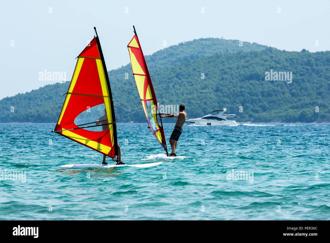 Una foto di due windsurf sul mare durante le calde giornate estive. Nella foto in Croazia. Foto Stock