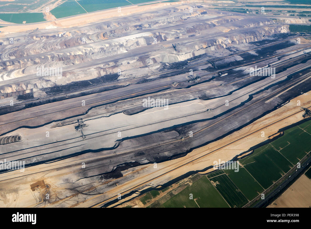 Una veduta aerea di una grande miniera di carbone da qualche parte in Germania. Foto Stock