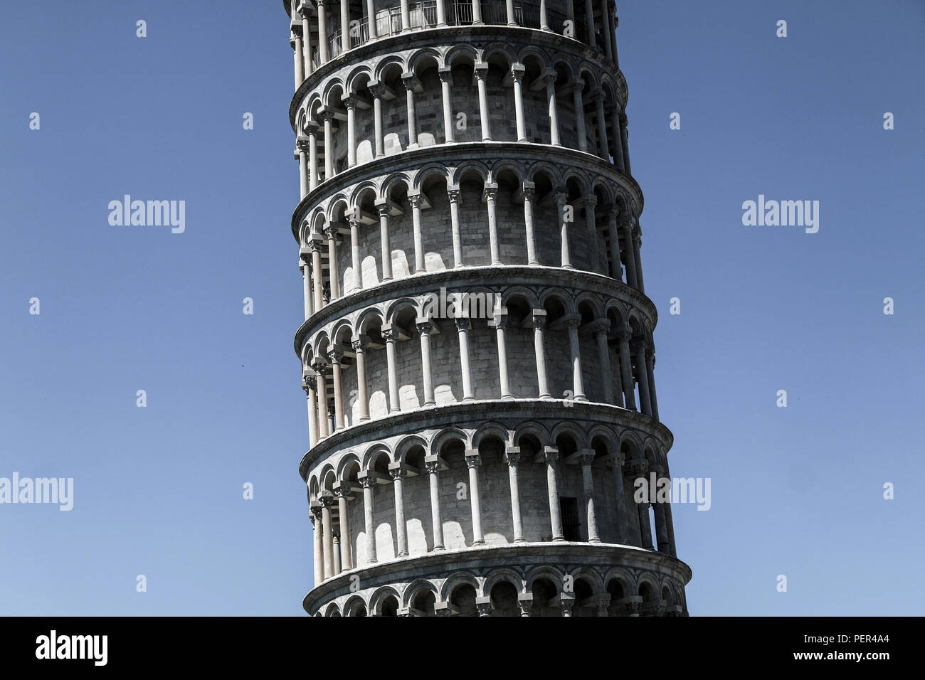 Un dettaglio della torre pendente di Pisa. Mostra l'inclinazione nell'angolo reale. Foto Stock