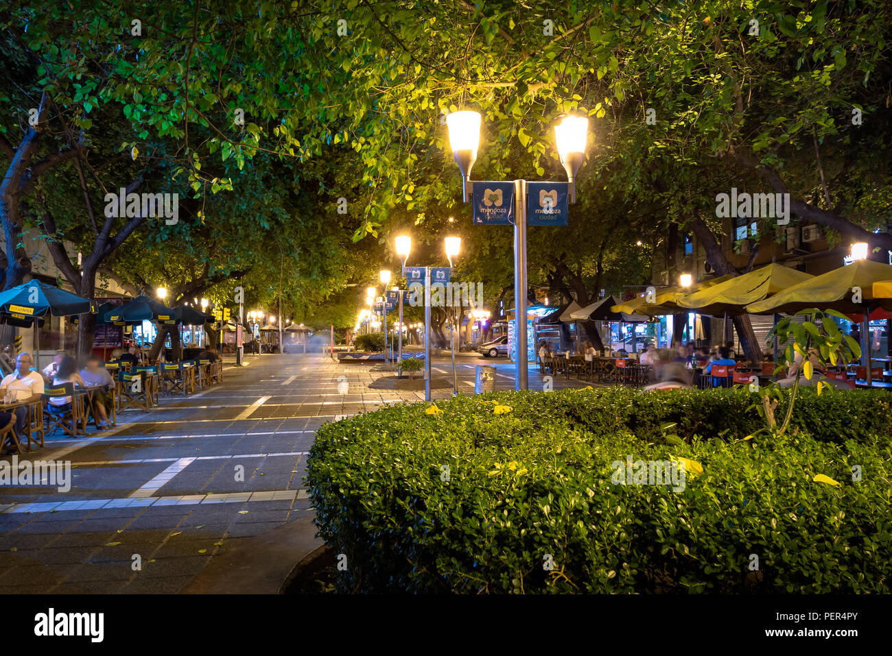 Paseo Sarmiento strada pedonale di notte - Mendoza, Argentina Foto Stock