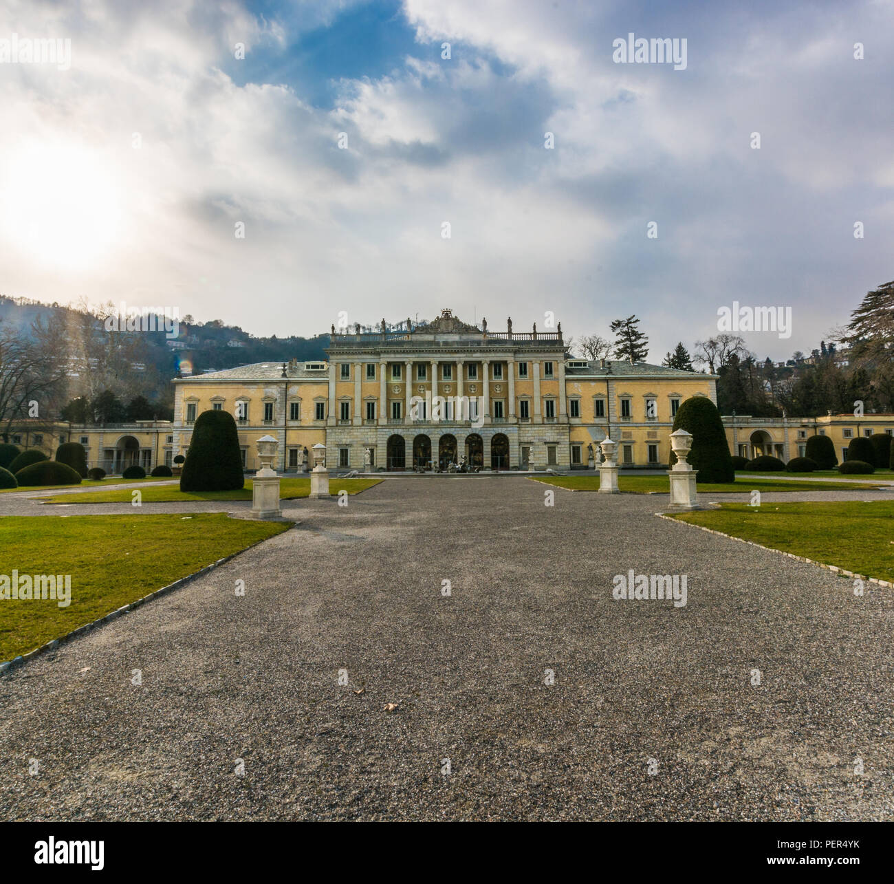 Vista panoramica della splendida Villa Olmo, lago di Como, Italia. Esempio di elgance di architettura italiana. Foto Stock