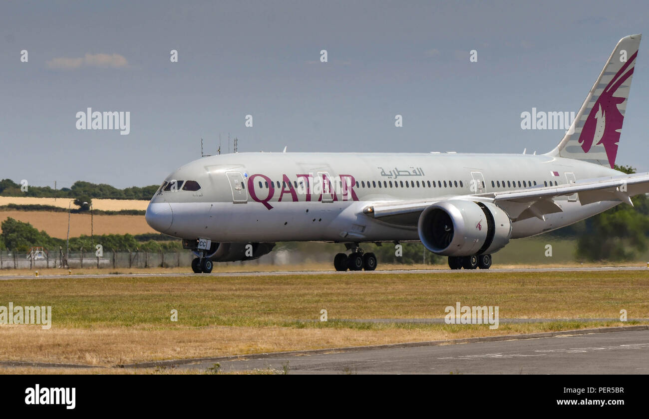 Qatar Airways Boeing 787 Dreamliner in atterraggio a Cardiff Galles Aeroporto. L'aeroporto è di proprietà pubblica dopo essere8ng fronda5 dal governo Gallese Foto Stock