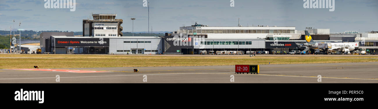 Vista panoramica dell'edificio del terminal a Cardiff Galles Aeroporto. L'aeroporto è di proprietà pubblica dopo essere stato acquistato dal governo gallese. Foto Stock