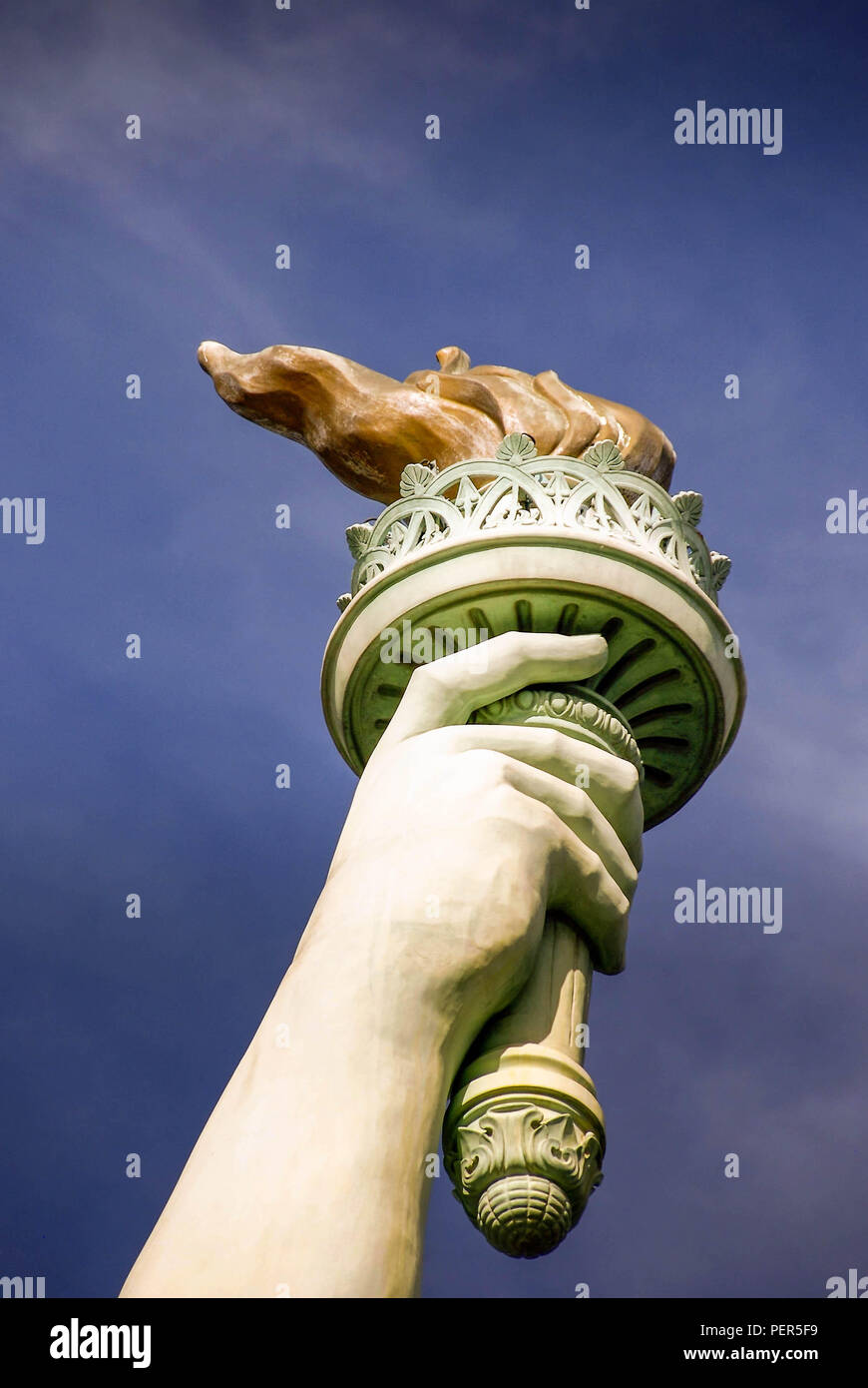 Vista ravvicinata della torcia sulla replica di poi la Statua della Libertà che è al di fuori del New York New York hotel nella strip di Las Vegas. Foto Stock