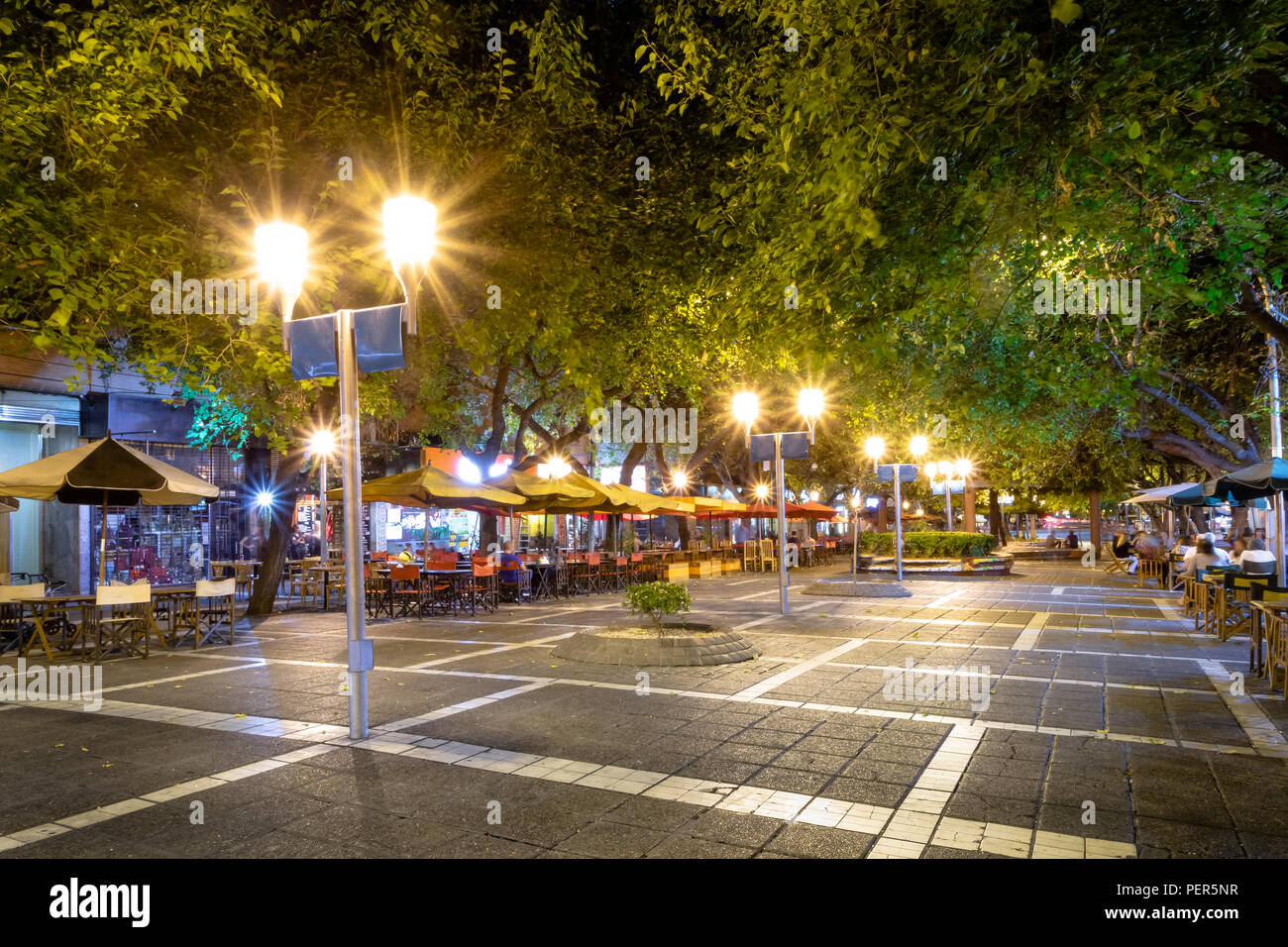 Paseo Sarmiento strada pedonale di notte - Mendoza, Argentina Foto Stock