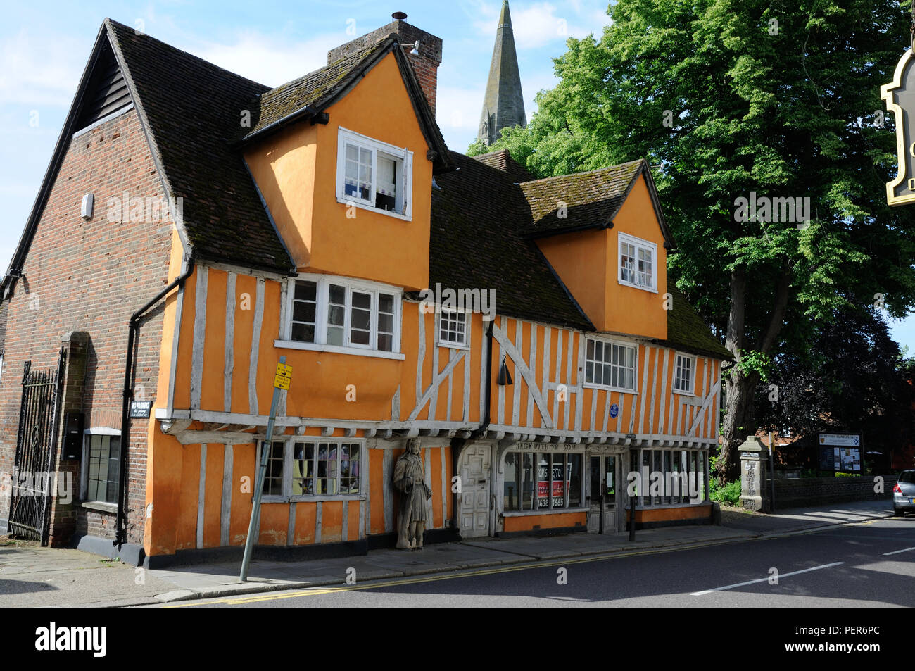 St Nicholas Hall e la vecchia casa Vergers, Hertford, Hertfordshire. Il vecchio Vergers casa costruita c1450, è la più antica superstite edificio domestico qui. Foto Stock