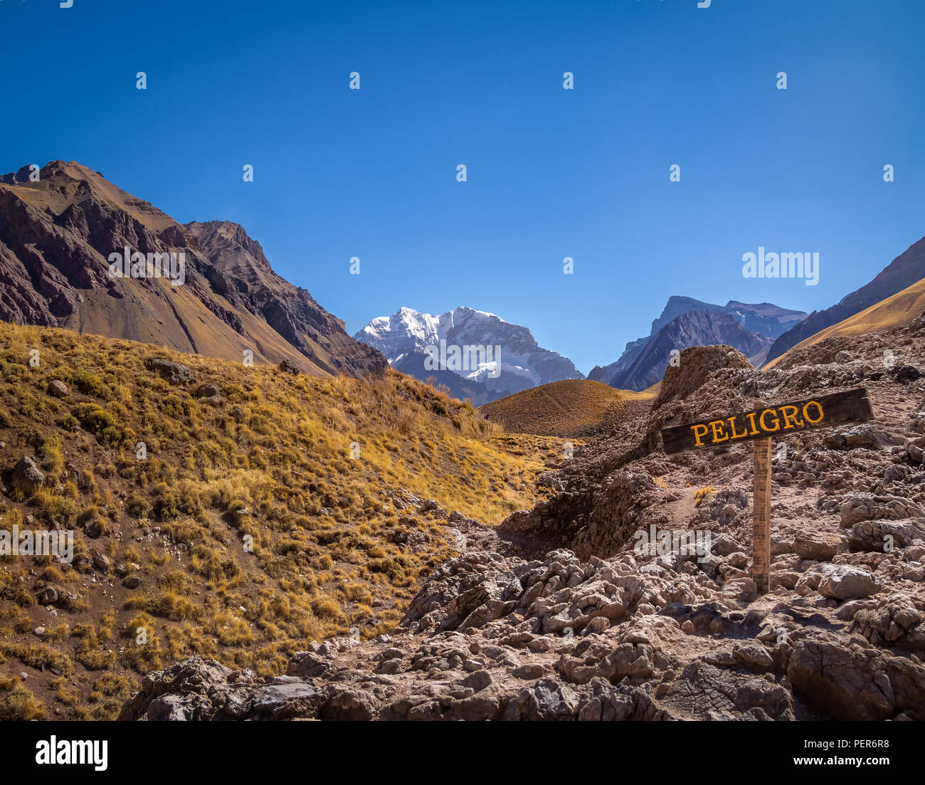 Aconcagua parete sud vista e segnaletica di pericolo dal Parco Aconcagua nella Cordillera de Los Andes - Provincia di Mendoza, Argentina Foto Stock