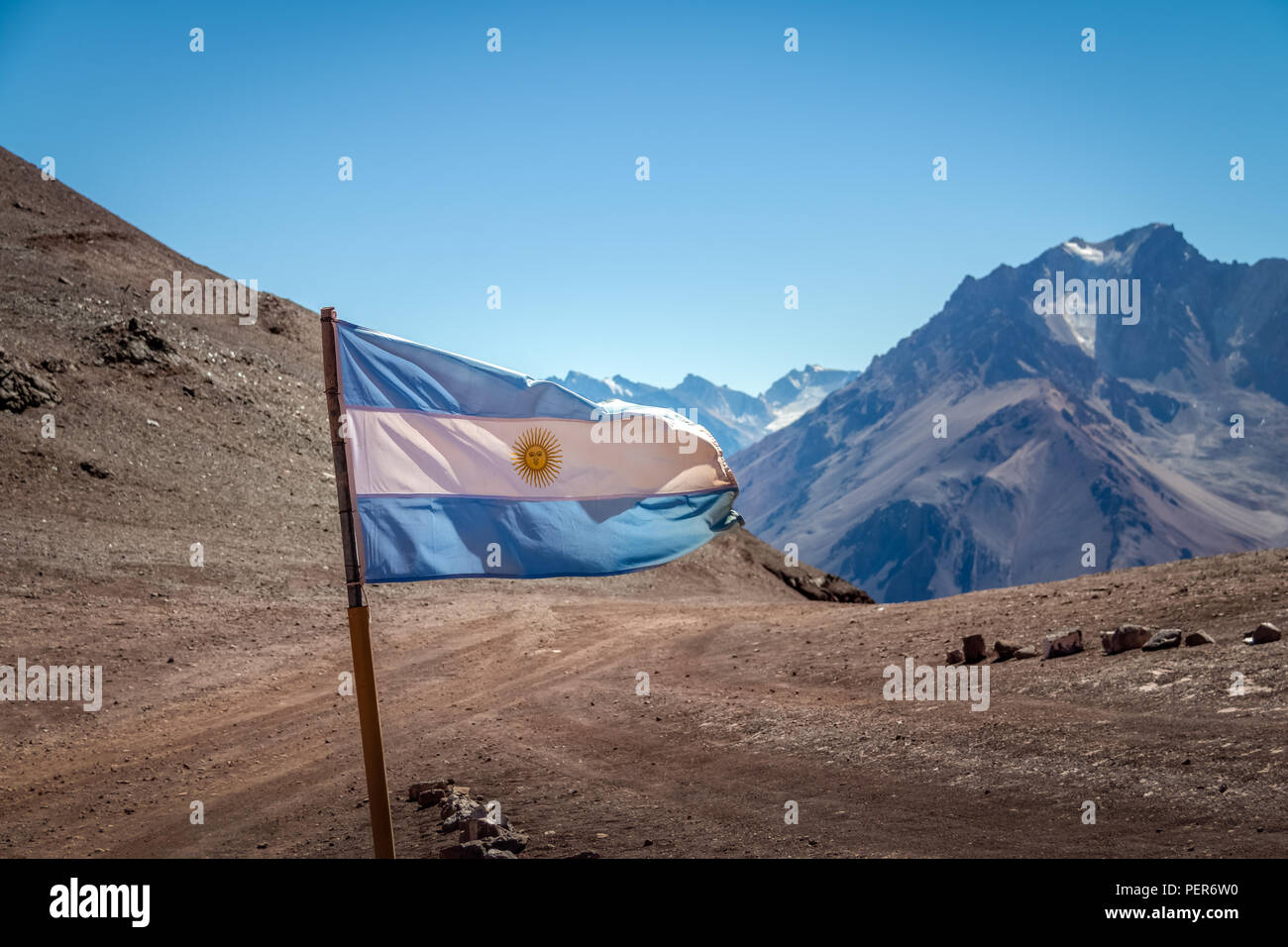 Bandiera dell'Argentina con Cerro Tolosa montagna su sfondo nella Cordillera de Los Andes - Provincia di Mendoza, Argentina Foto Stock