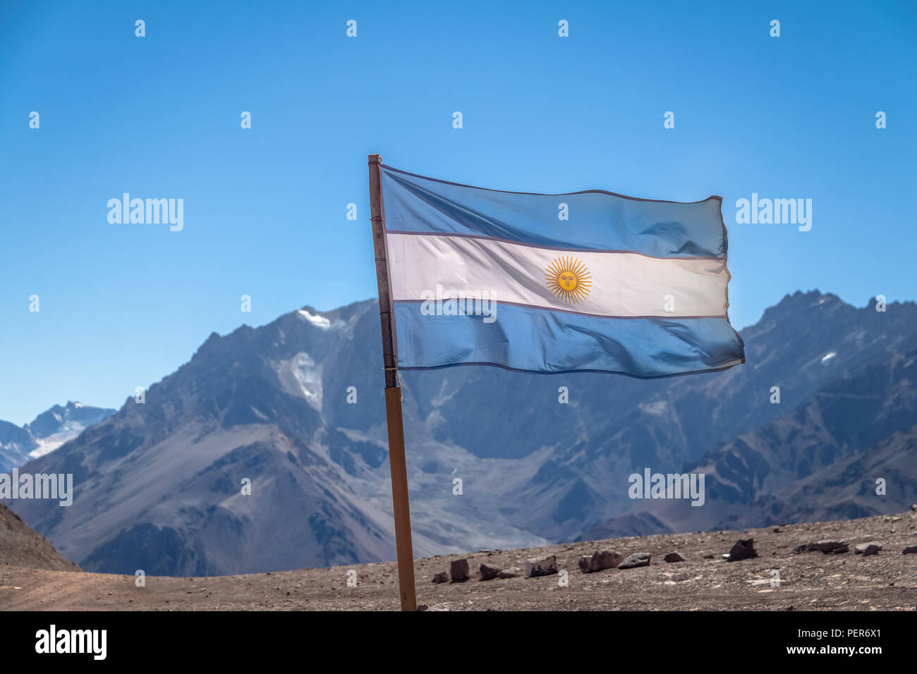 Bandiera dell'Argentina con Cerro Tolosa montagna su sfondo nella Cordillera de Los Andes - Provincia di Mendoza, Argentina Foto Stock