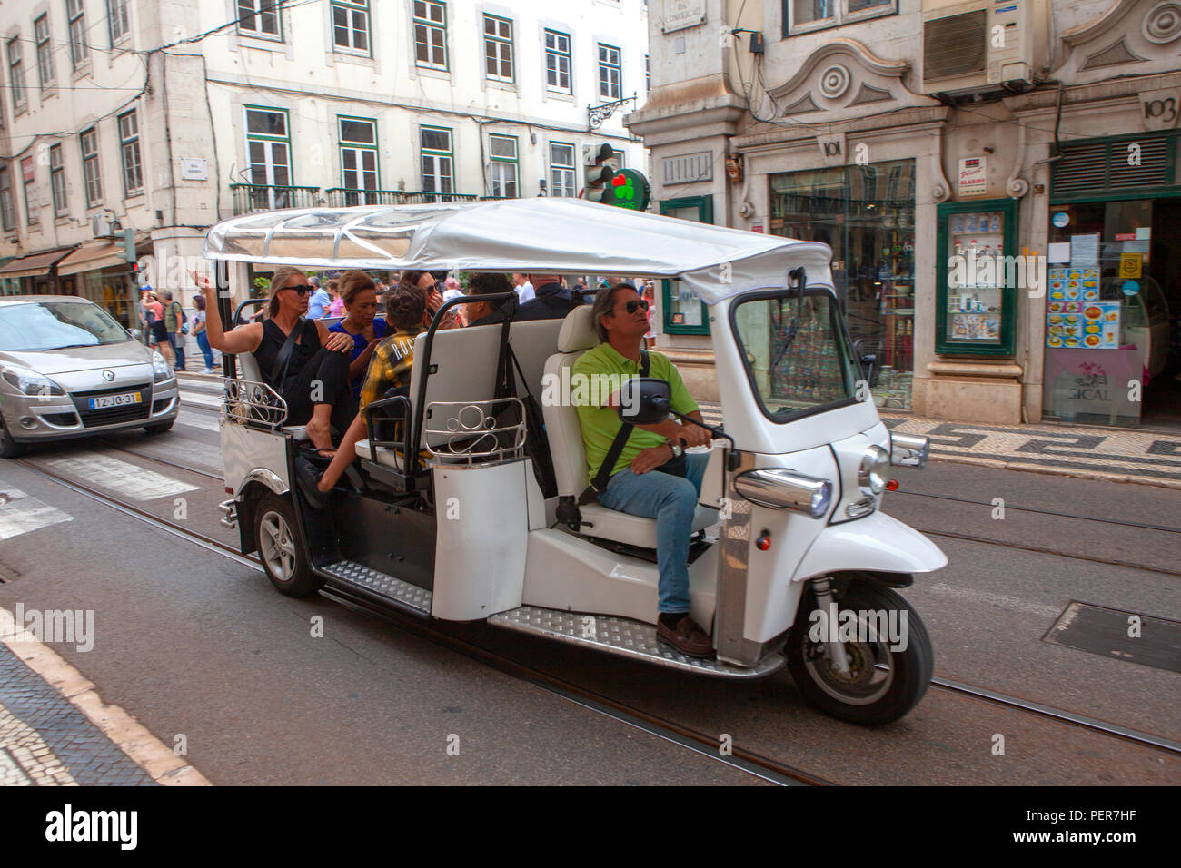 Un Tuk Tuk che trasportano i turisti a Lisbona Portogallo Europa Foto Stock