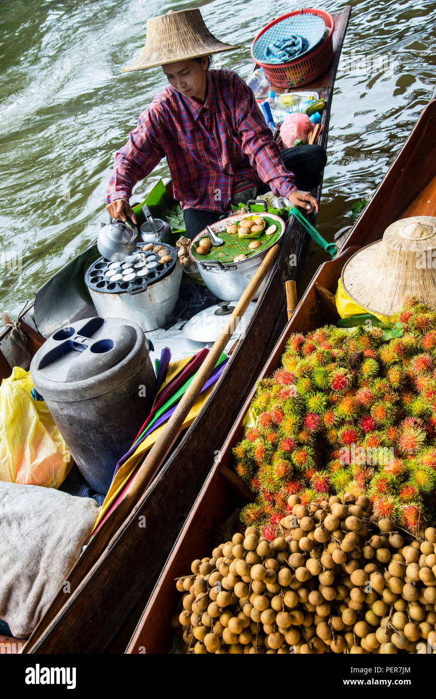 Mercato galleggiante Damnoen Saduak in Thailandia. Foto Stock