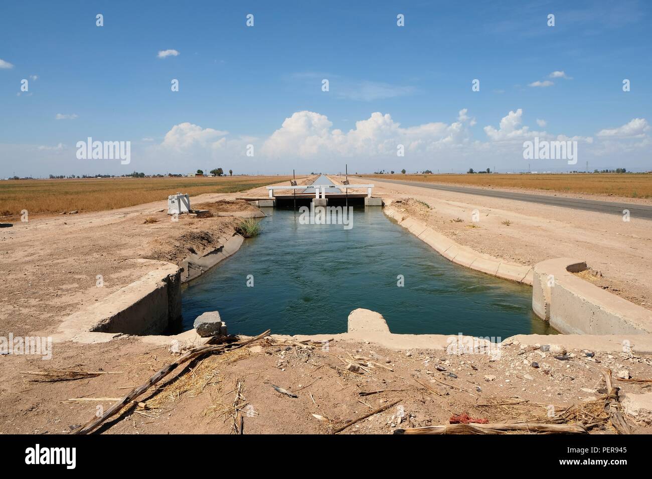 L'Acacia Canal, uno dei molti man made modi di acqua utilizzato per irrigare Imperial County terreni agricoli nel sud della California, Stati Uniti d'America. Foto Stock