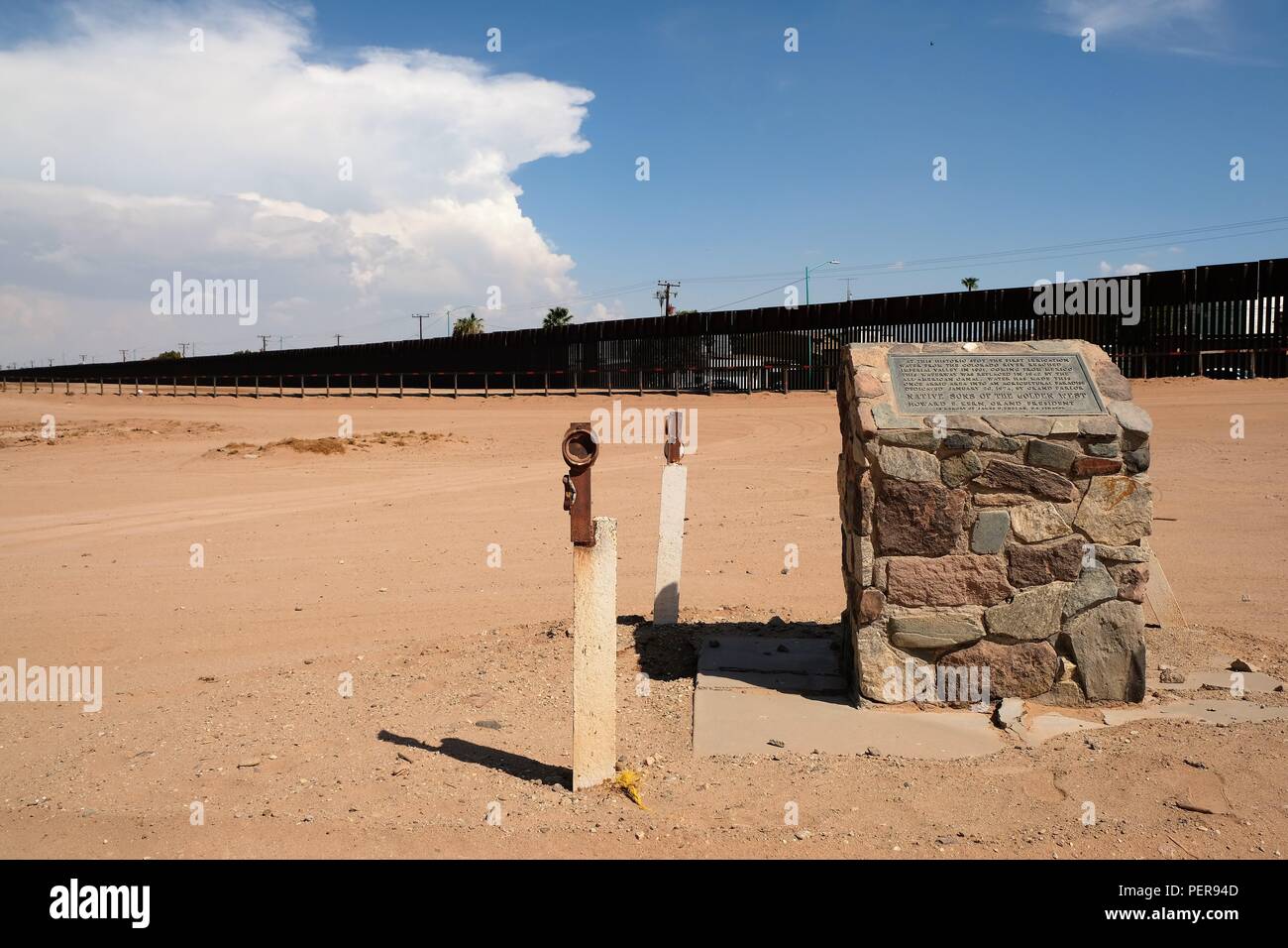 Marcatore storico su Anza Road, East di Calexico, Calif. a fianco degli Stati Uniti-Messico confine che commemora la prima acqua di irrigazione che hanno raggiunto la zona. Foto Stock