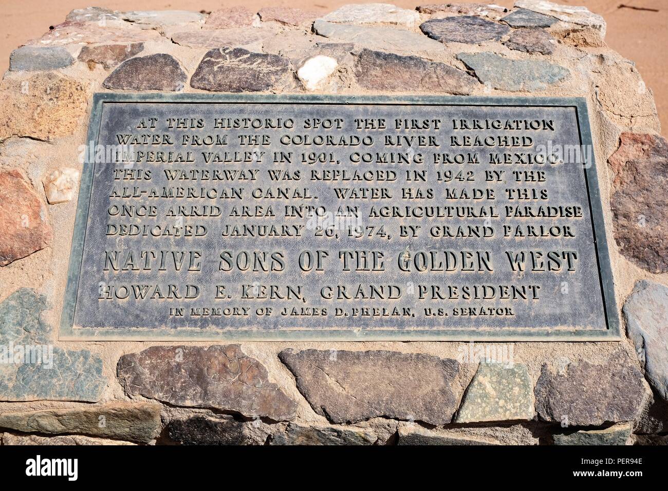 Marcatore storico su Anza Road, East di Calexico, Calif. a fianco degli Stati Uniti-Messico confine che commemora la prima acqua di irrigazione che hanno raggiunto la zona. Foto Stock