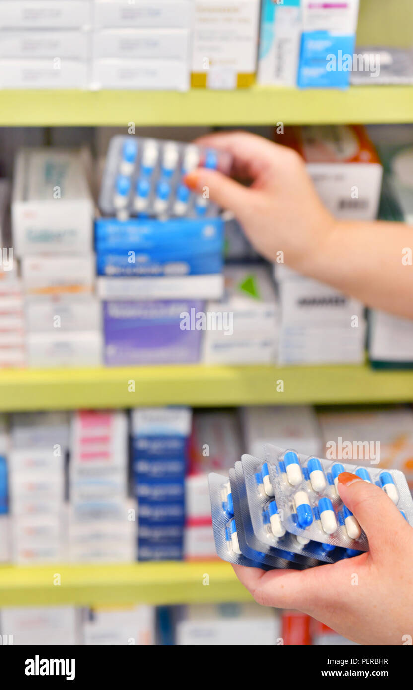 Mano azienda medicina capsule pack presso la farmacia farmacia. Foto Stock