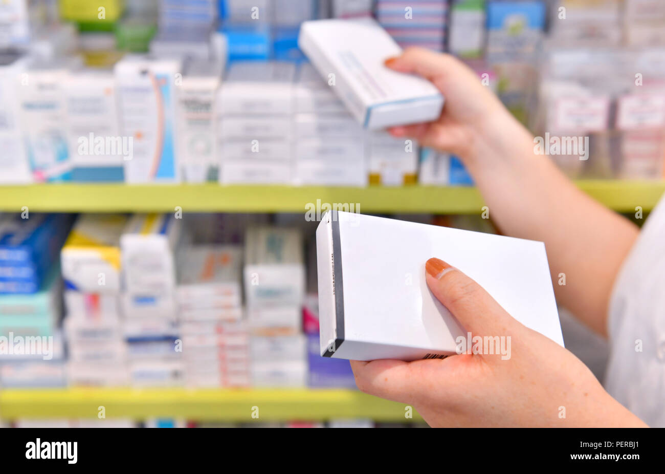 Il farmacista azienda Scatola per medicine in farmacia farmacia. Foto Stock