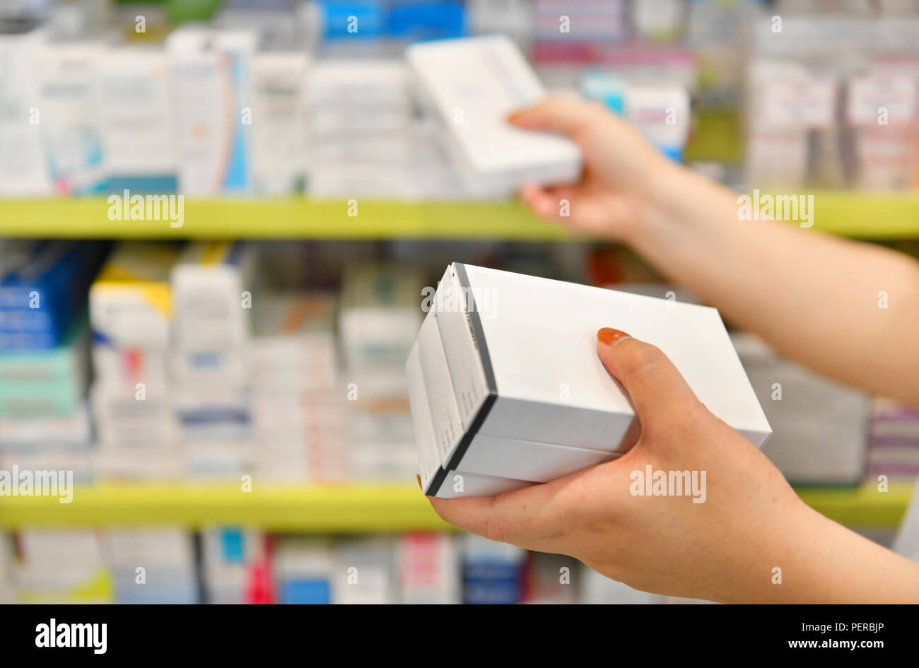 Il farmacista azienda Scatola per medicine in farmacia farmacia. Foto Stock