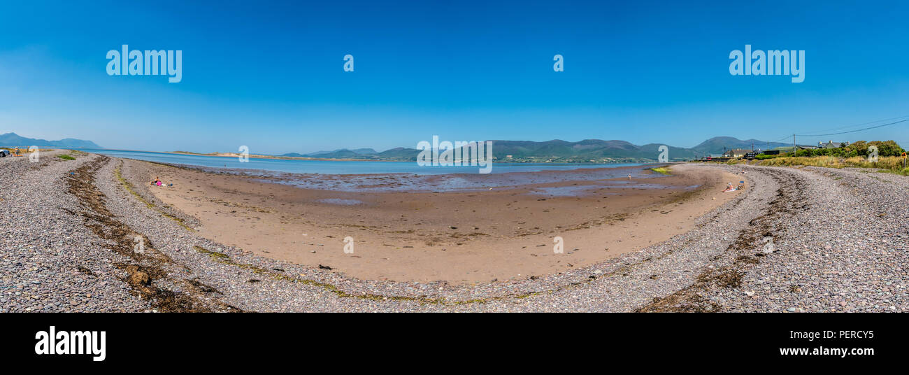 Un panorama shot di Dingle bay in Irlanda con una bella spiaggia di sabbia con la bassa marea Foto Stock