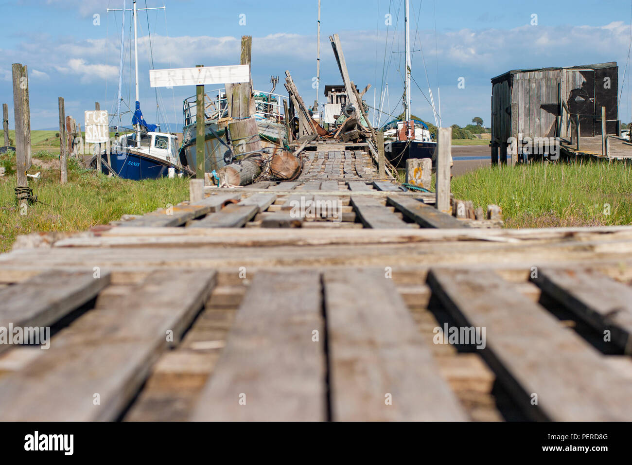 Vecchio pontili in legno a Skippool Creek, nel Lancashire. Foto Stock